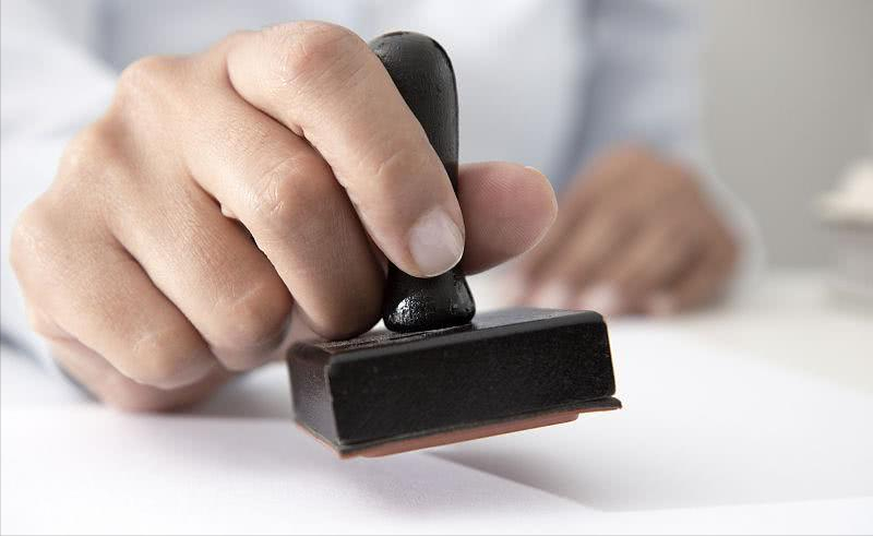 一个公司可以刻多套章吗？发票可以盖财务专用章或公章吗？