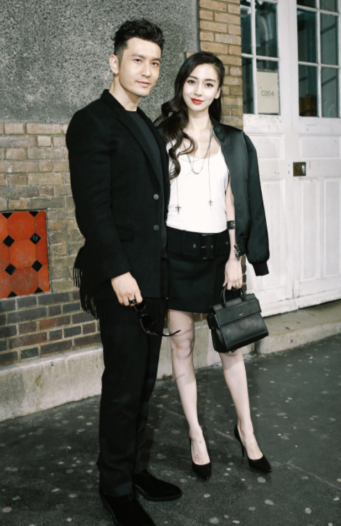 Angelababy和黄晓明又秀恩爱,穿背心配短裙好A,嫩得像个00后