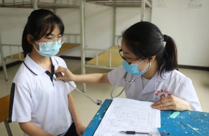 高考体检要脱得“一丝不挂”吗，体检医生很无奈：学生们都想啥呢