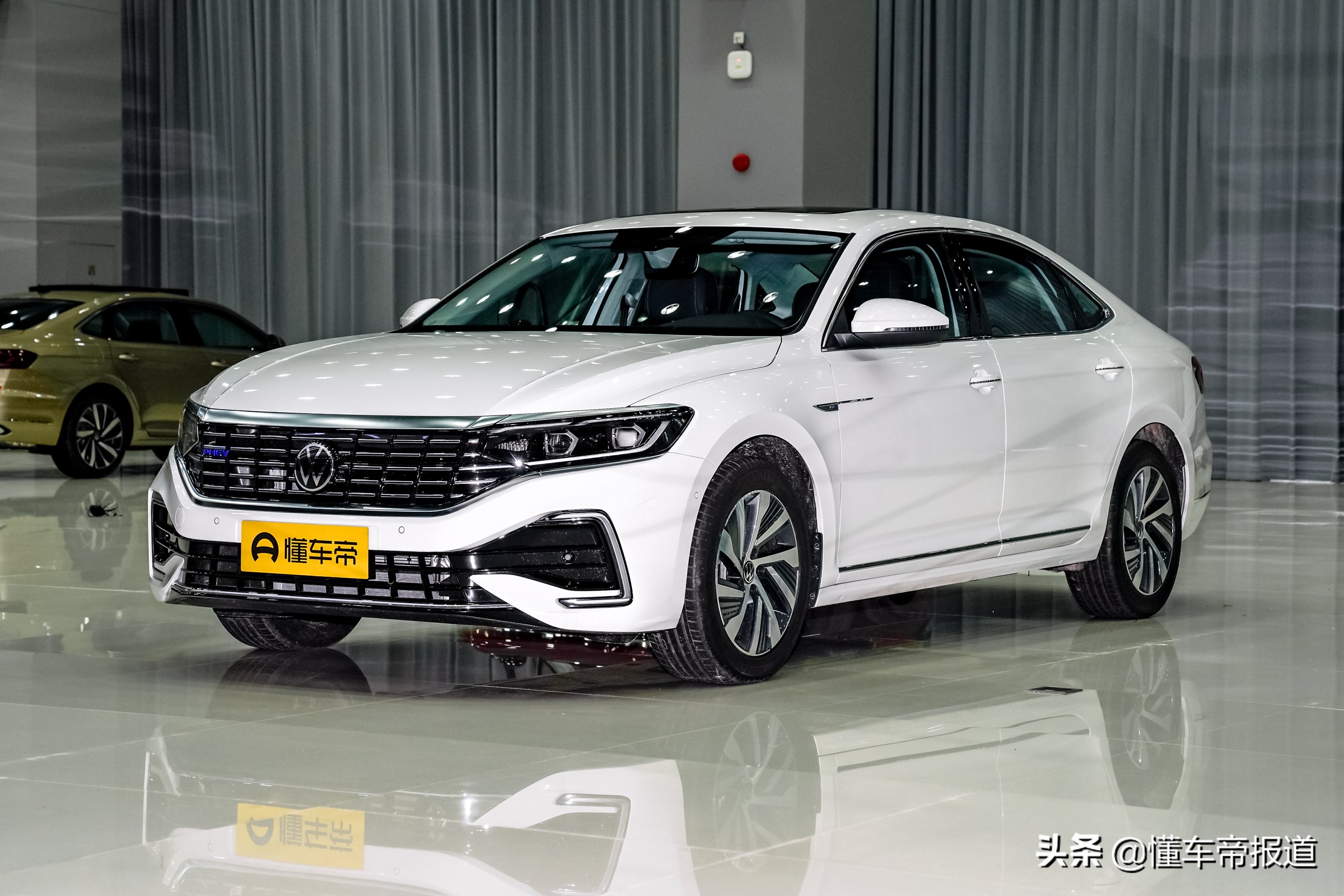 新车 | 上汽大众新款帕萨特正式亮相，提供两种外观风格，车长增加