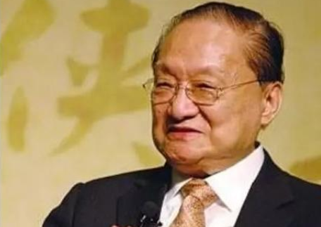三十年不见父亲，气哭成龙，去世前仅一人陪伴，古龙的传奇与孤独