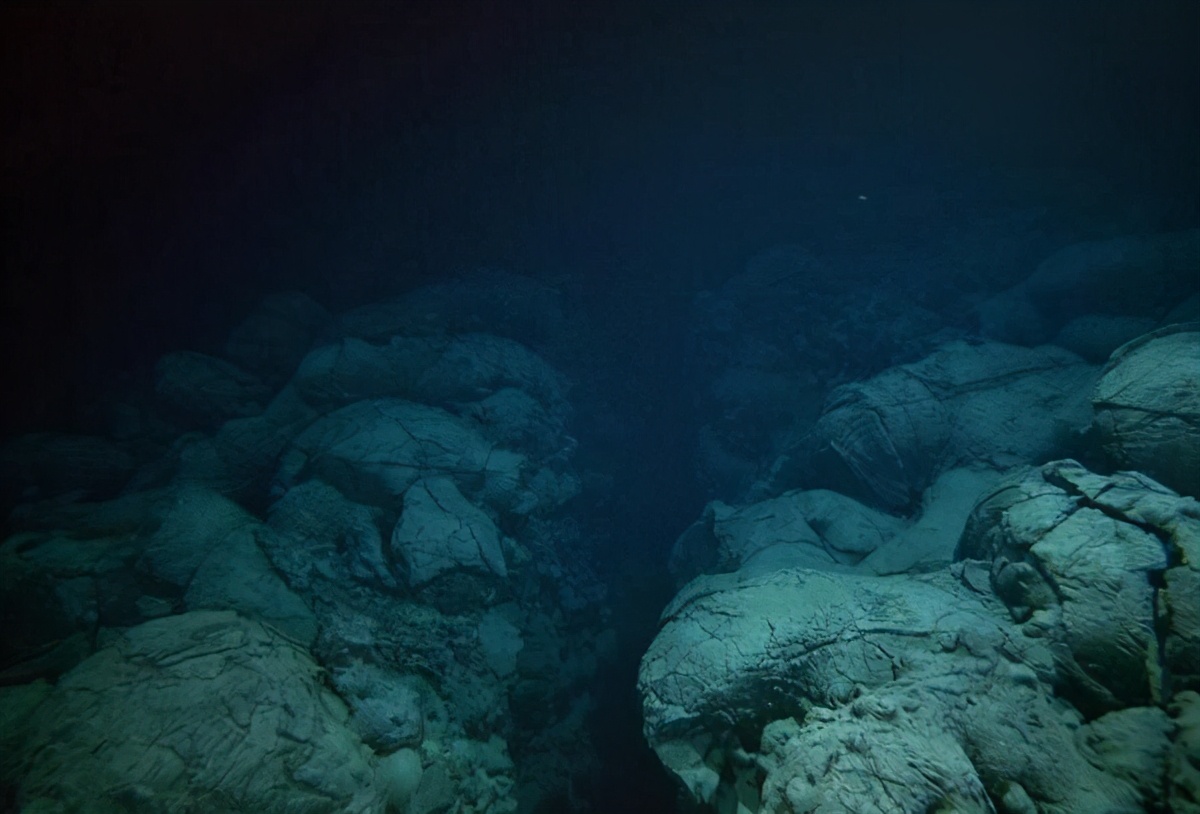 世界上最深的内海图片
