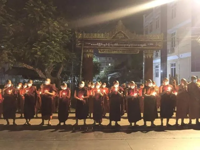 缅甸仰光僧人夜间走上街头，为在示威中丧生的人祈福诵经