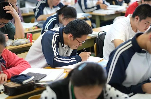 河北一考生被南开录取，通知书没拆开就被退学，网友：自作自受