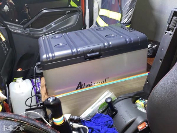 夏天驾驶室里必备3种消暑“神器”，卡友：卡车原厂标配这么难？