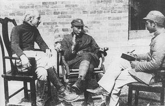 1938年毛主席接见白求恩，随后白求恩在日记中写下：这是一个巨人