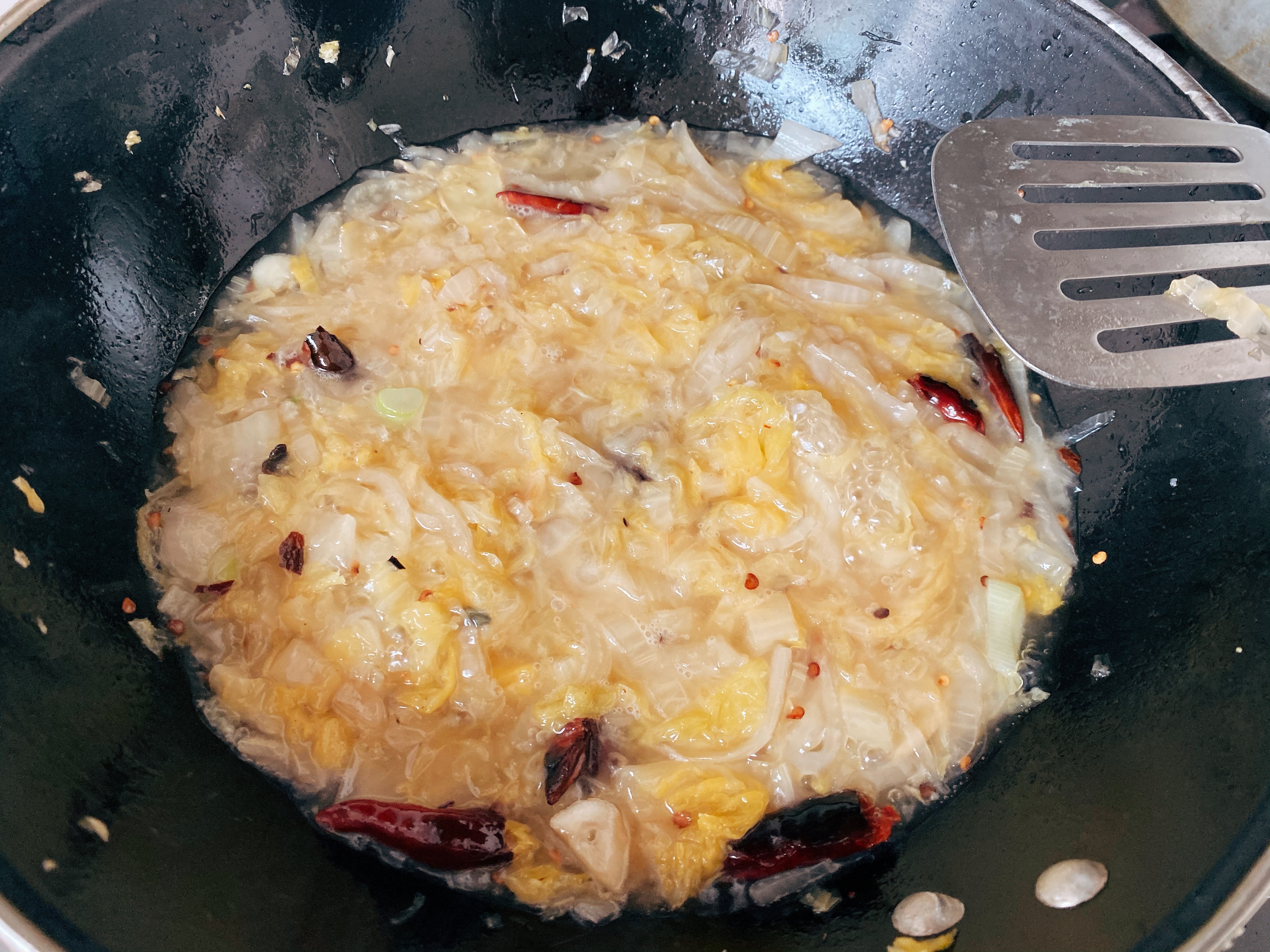 东北风味酸菜汆白肉，酸汤鲜美，不油不腻，好吃好做只需4步