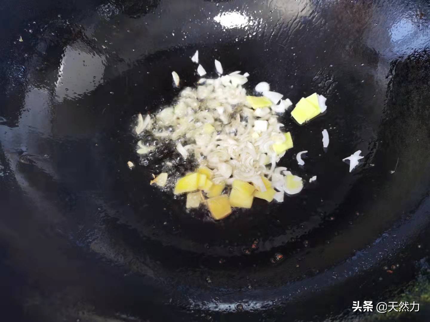 木须肉是传统的经典名菜，做法简单，步骤是关键，看一遍就能学会
