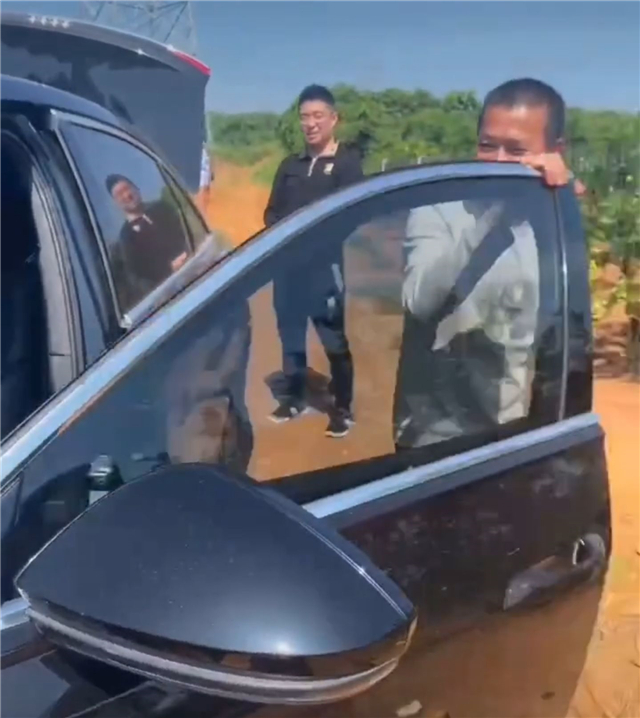全红婵父亲做生意大方！送奥迪车主一串青皮橙，顾客感动连忙道谢