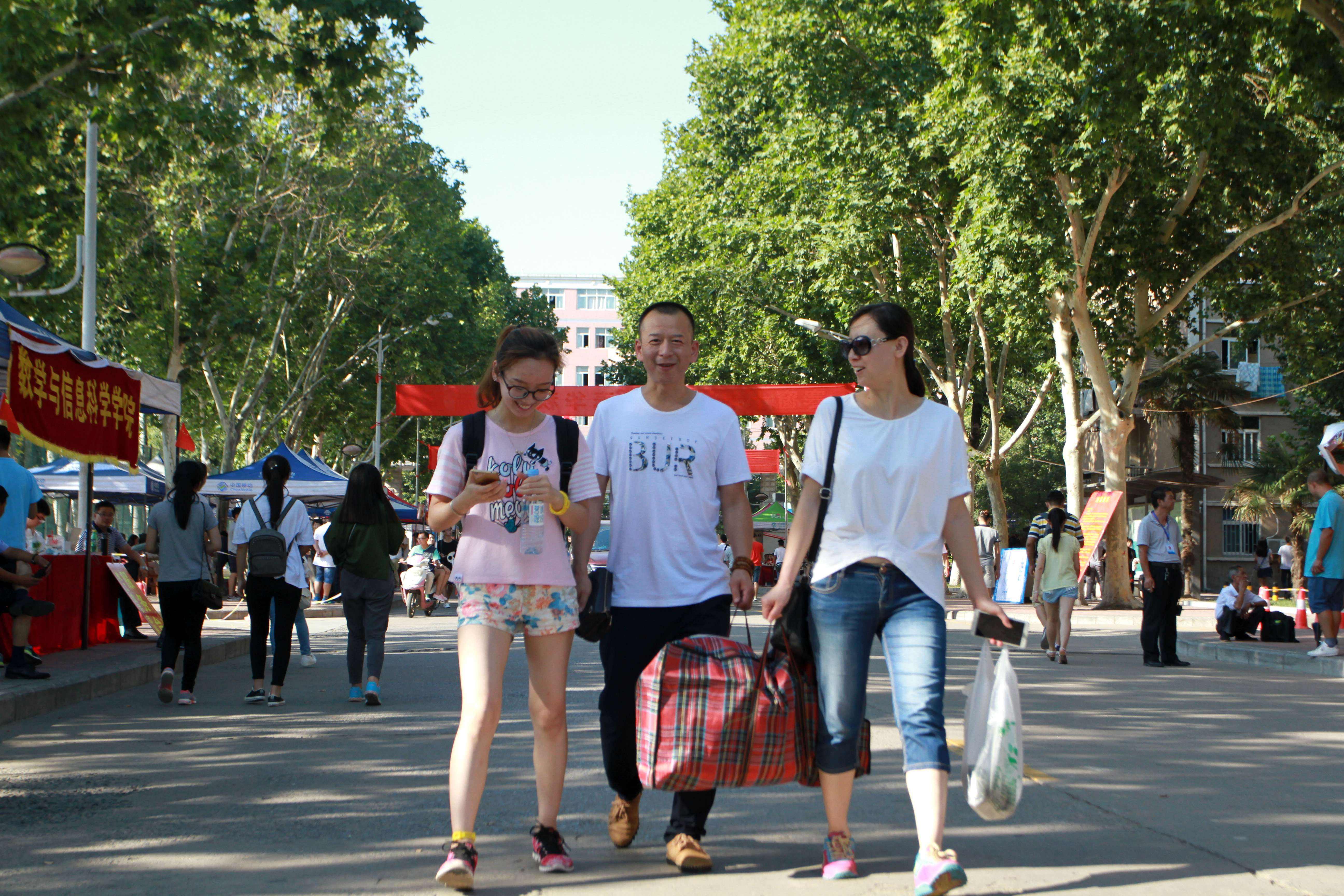 大一新生报名，为啥有那么多学长学姐帮忙？女生：防火防盗防学长