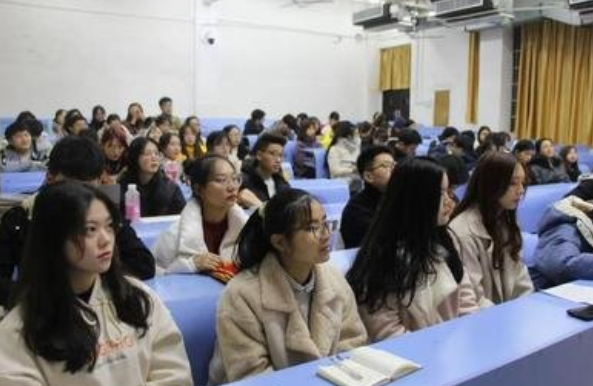 北师大女生不准男生坐电梯，只因洗澡后觉得尴尬，校方对此有回应