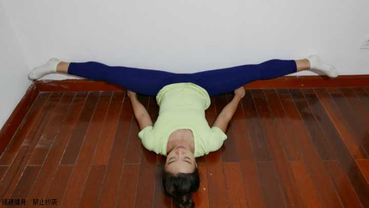 仰卧开胯——动态静态结合训练