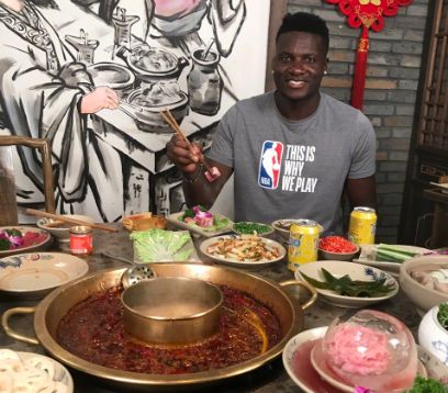 哪些nba球星品尝了中国美食(当NBA球星遇上中国美食：汤普森吃臭豆腐，逃不过的“真香”定律)