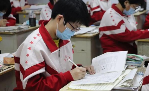 高三时家长要不要去陪读？一位母亲的亲身经历表示，选错苦不堪言