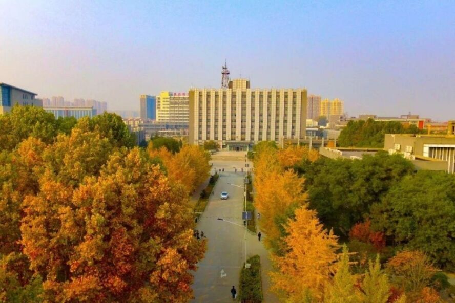 2所中央直属的二本大学，500分左右就有机会被录取，就业率也很高