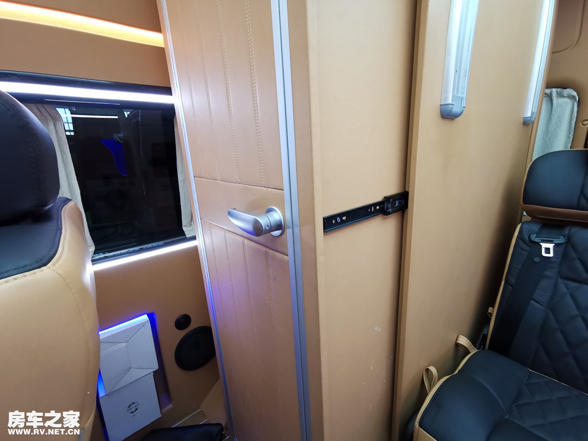 江铃福特逸途商旅车，一款可以睡觉的商务车