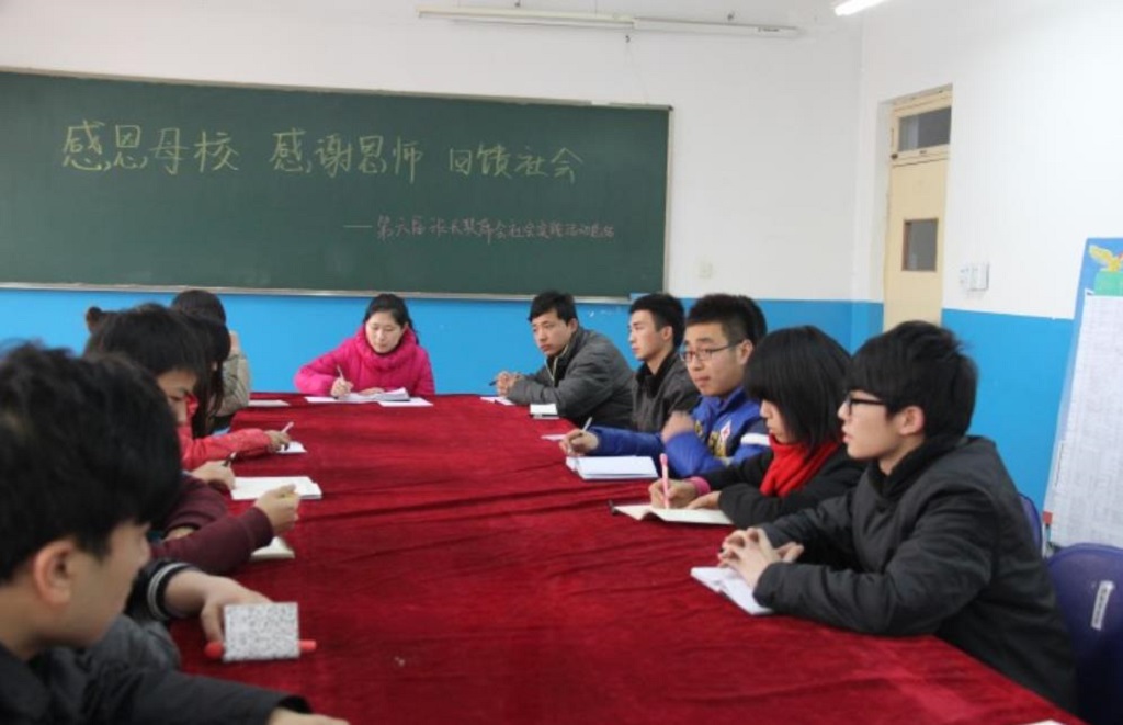 大学生宿舍变化差异大，从逼仄十二人间到家庭套房，学校目的显然