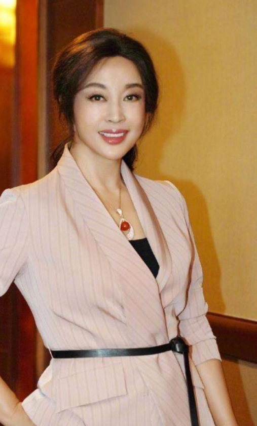 女王刘晓庆:4次婚姻8个恋人,火了30年的刘晓庆直播又"翻车"