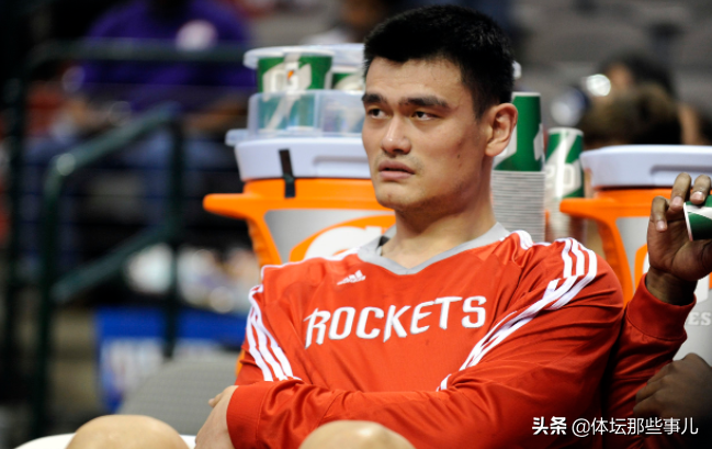 姚明在nba都有哪些成就(41岁却退役10年，回顾姚明的NBA生涯，入选名人堂不该有争议？)