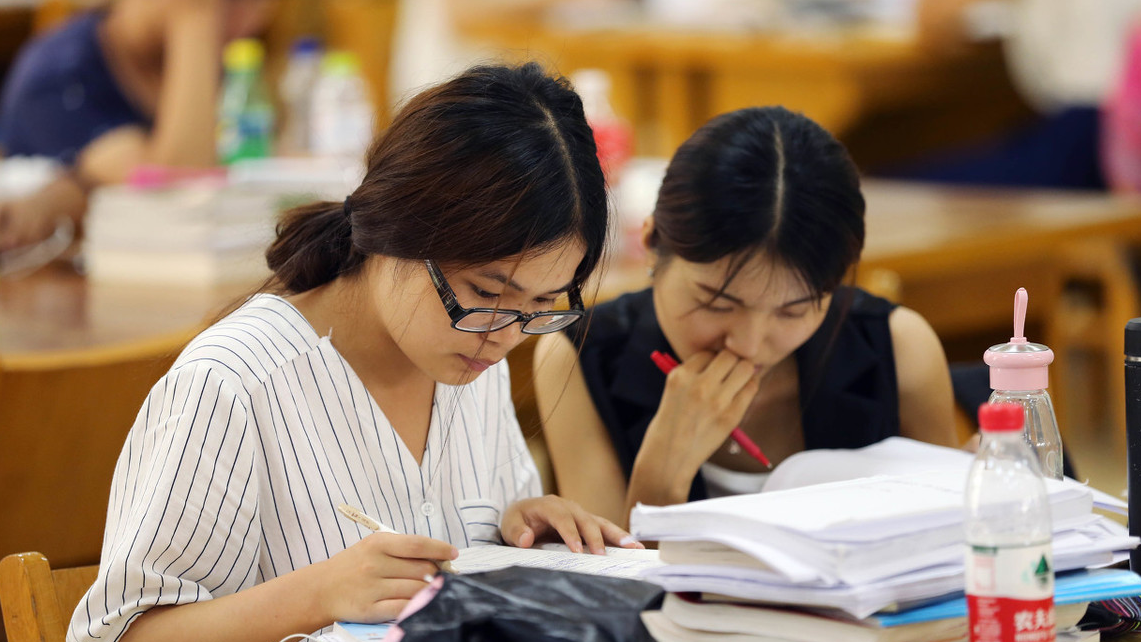 济南数百位女大学生去比赛，穿着暴露引争议，评论区两极分化