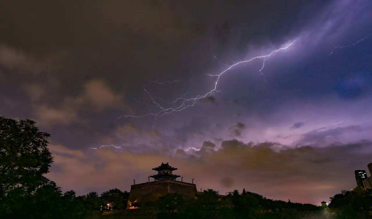 为什么会打雷闪电（雷电的形成和危害介绍）