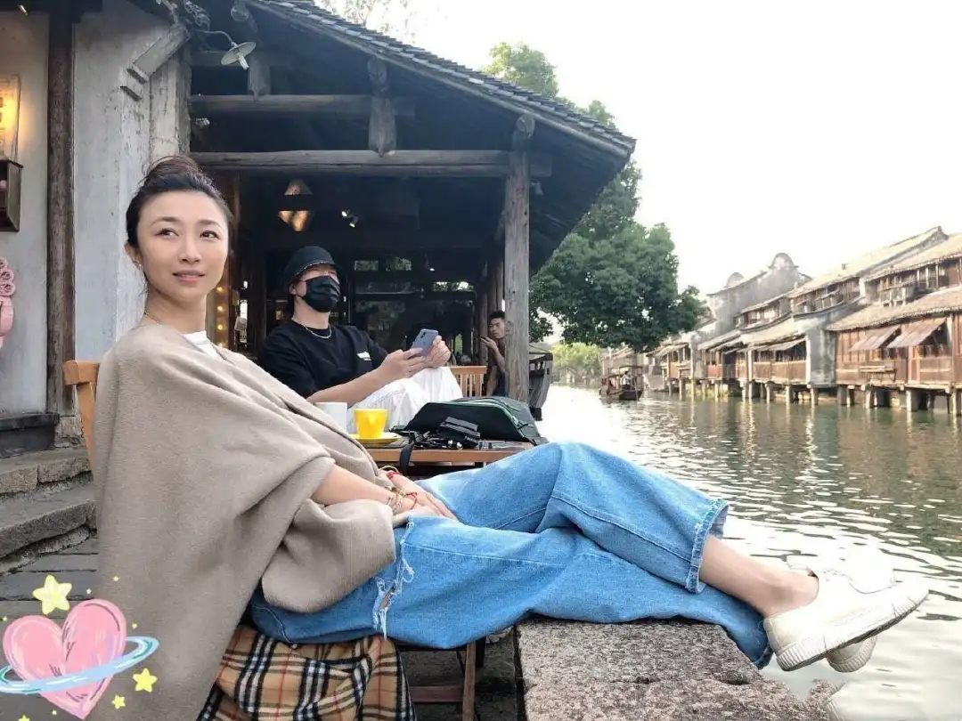 不愧是孙红雷老婆,穿一身白霸气十足,《扫黑