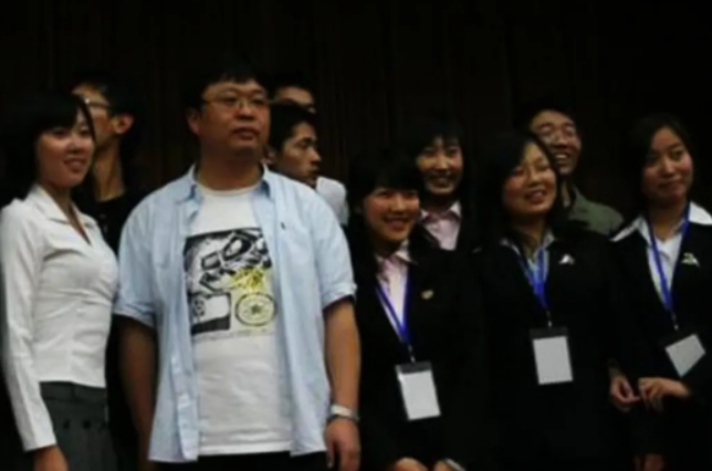 被嘲笑、被抢劫，59岁去直播，