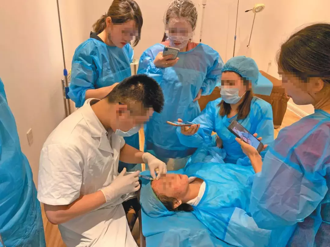 男记者卧底微整形速成班：学员互相注射抽血学习一周速成，“哪个（药）便宜用哪个”