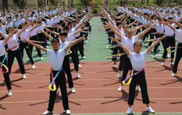 初中生发型有“新标准”，男生发型酷似军人，女生发型难以接受