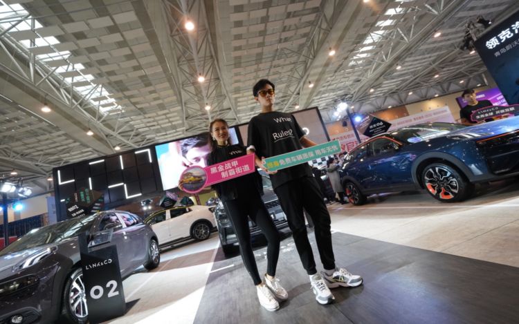 半岛聚焦丨怒减20斤经历残酷选拔淬炼，半岛女记者体验真实车模生活