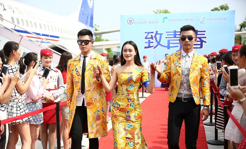 天津两所大学化身“宫斗姐妹花”，为博得考生欢心，神操作频出