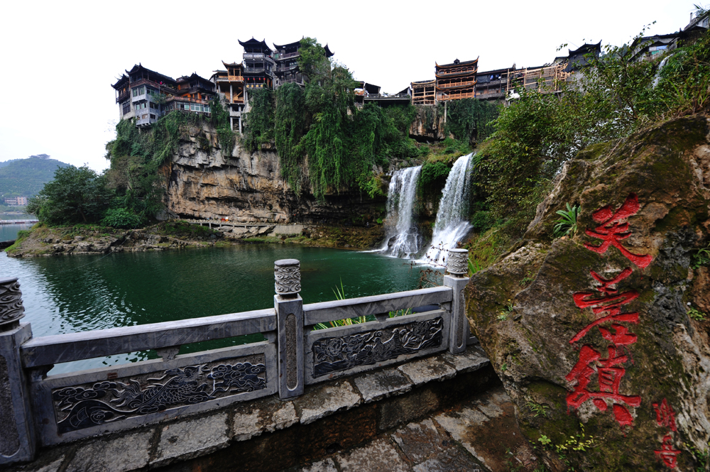 游览芙蓉镇,一个悬在瀑布上的千年古镇,夜景更美