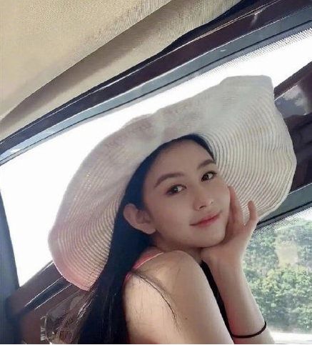 邱淑贞的大女儿沈月22岁近照，香肩半露，楚楚动人