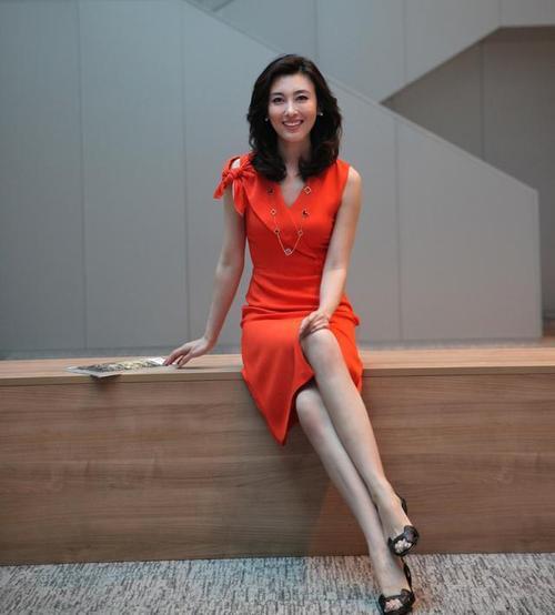 央视主持李红真美真时髦，西装搭丝巾端庄高贵，气质美过周涛董卿