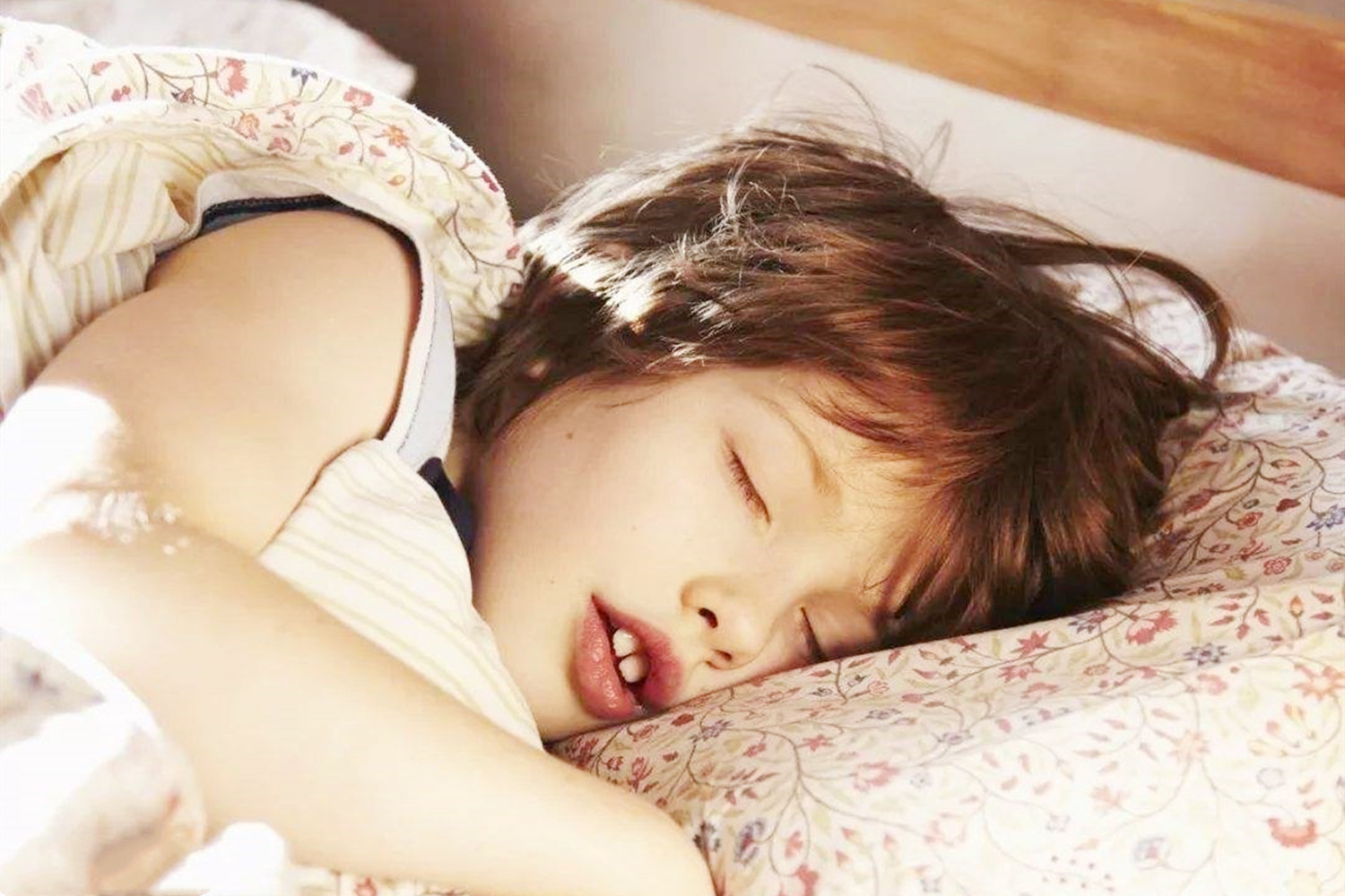 孩子“嘴部”越长越难看，不是环境影响颜值，可能是睡觉的坏习惯