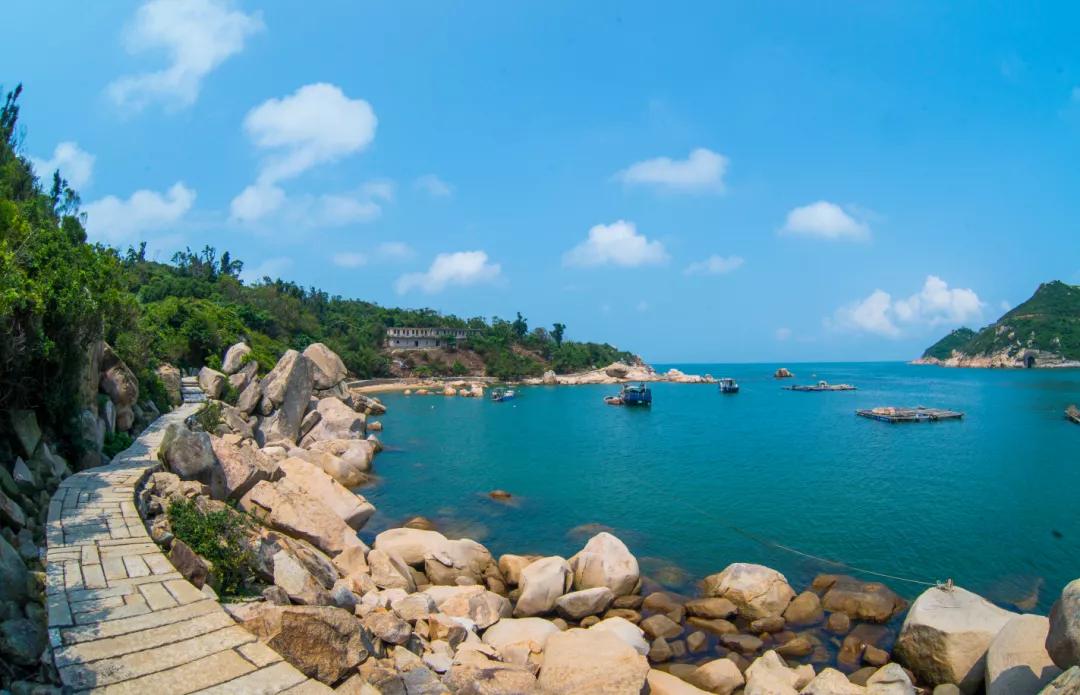 东澳岛的海岸是嘉庆年间的记忆"01 摩崖石刻"武当胜景"和"万海平波"两
