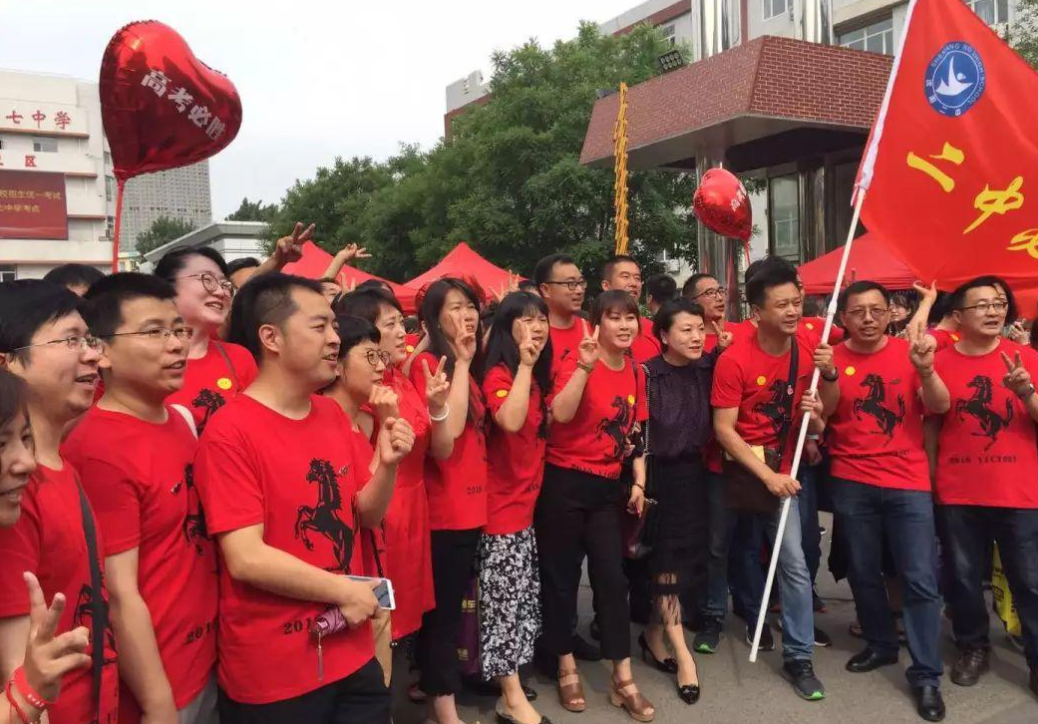 高考首日家长穿衣经验，旗袍寓意旗开得胜，被称为最硬核应援