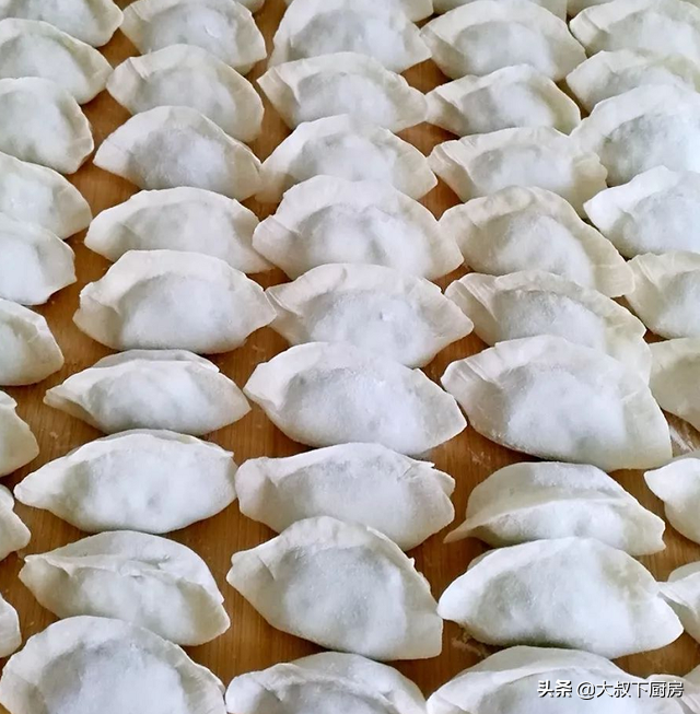 蒜苔馅饺子怎么做好吃（3步做出清香味美的蒜苔馅饺子）
