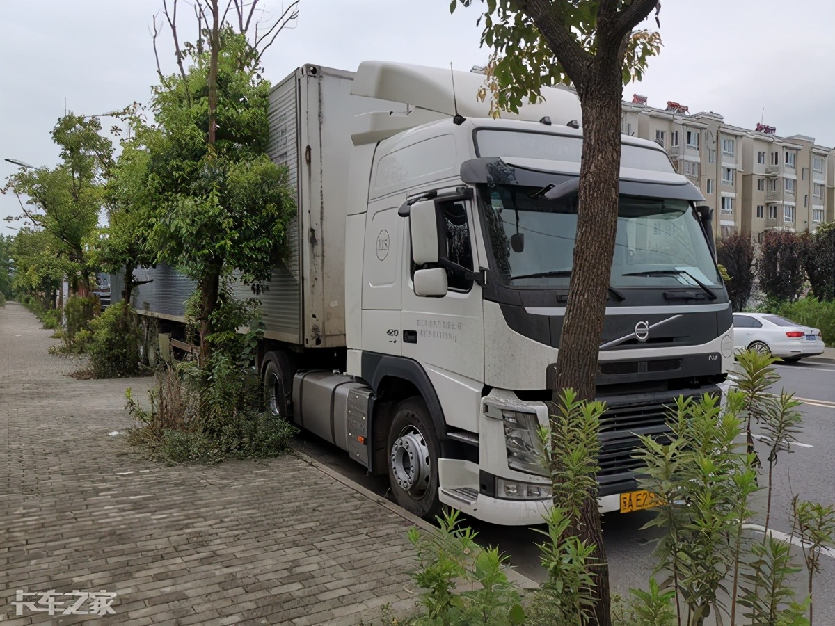 沃尔沃4x2牵引车配飞翼箱,这台快递车改装的不简单