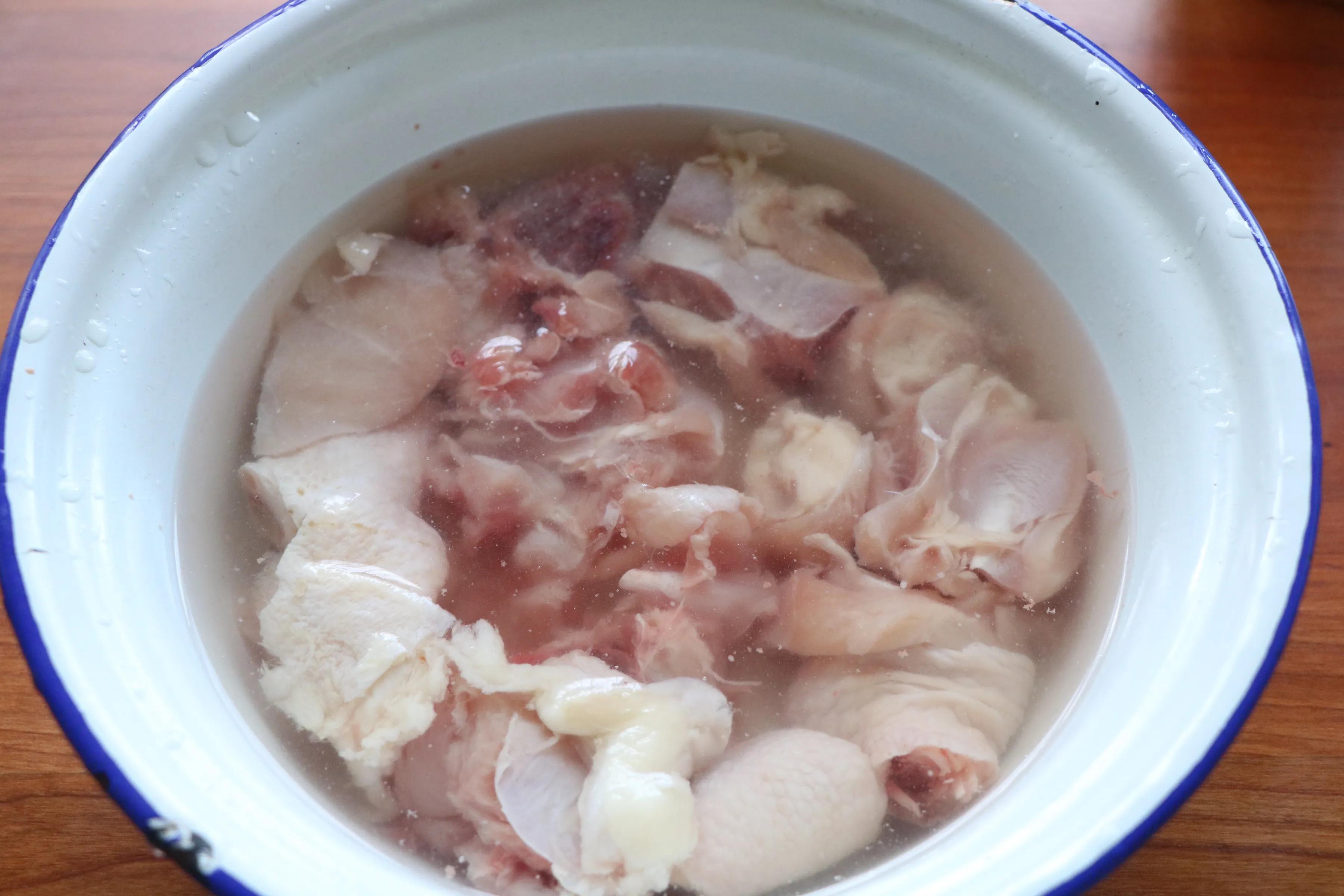 鸡腿肉炖胡萝卜蘑菇，秋季可以常吃的家常菜，营养丰富，食材简单