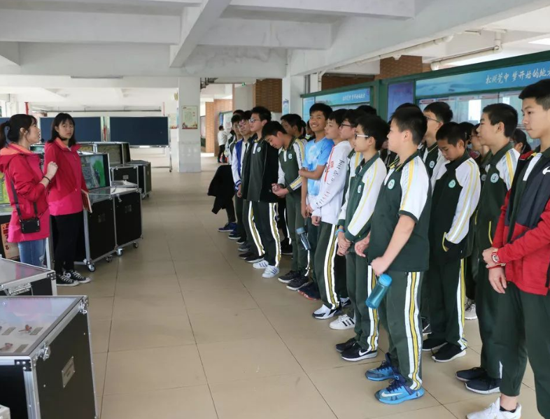 党员可以出国留学吗（大学生入党的决定权在谁手中）