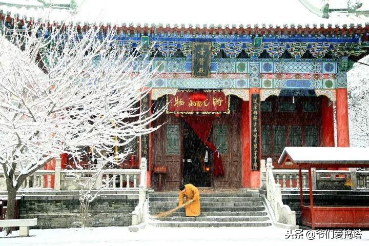 红墙，白雪，琉璃瓦，大雪压青松