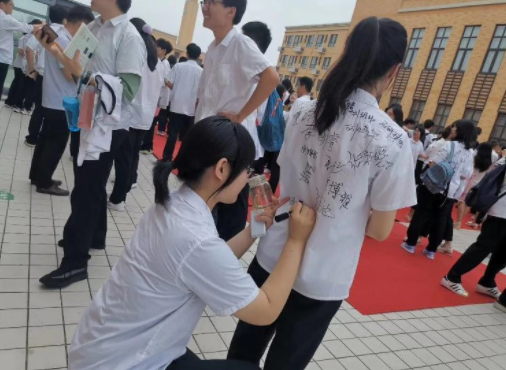 高考有失公平？清华大学自降门槛招外籍生引争议，教育部作出回应