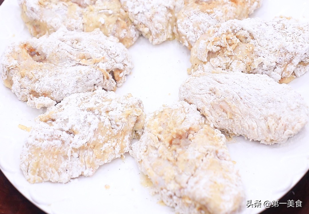 炸鸡裹粉是什么粉（教你脆皮鸡翅裹面粉关键秘方）