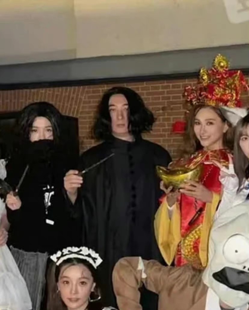 33岁王思聪卸任公司董事，持股仅剩27%？频与美女玩乐疑无心事业