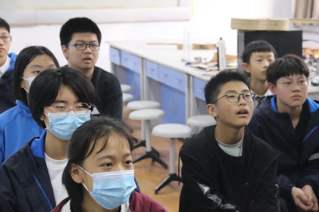 鄭州中學(xué)初中部校本課程開設(shè)側(cè)記(圖1) 鄭州中學(xué)初中部校本課程開設(shè)側(cè)記(圖1)