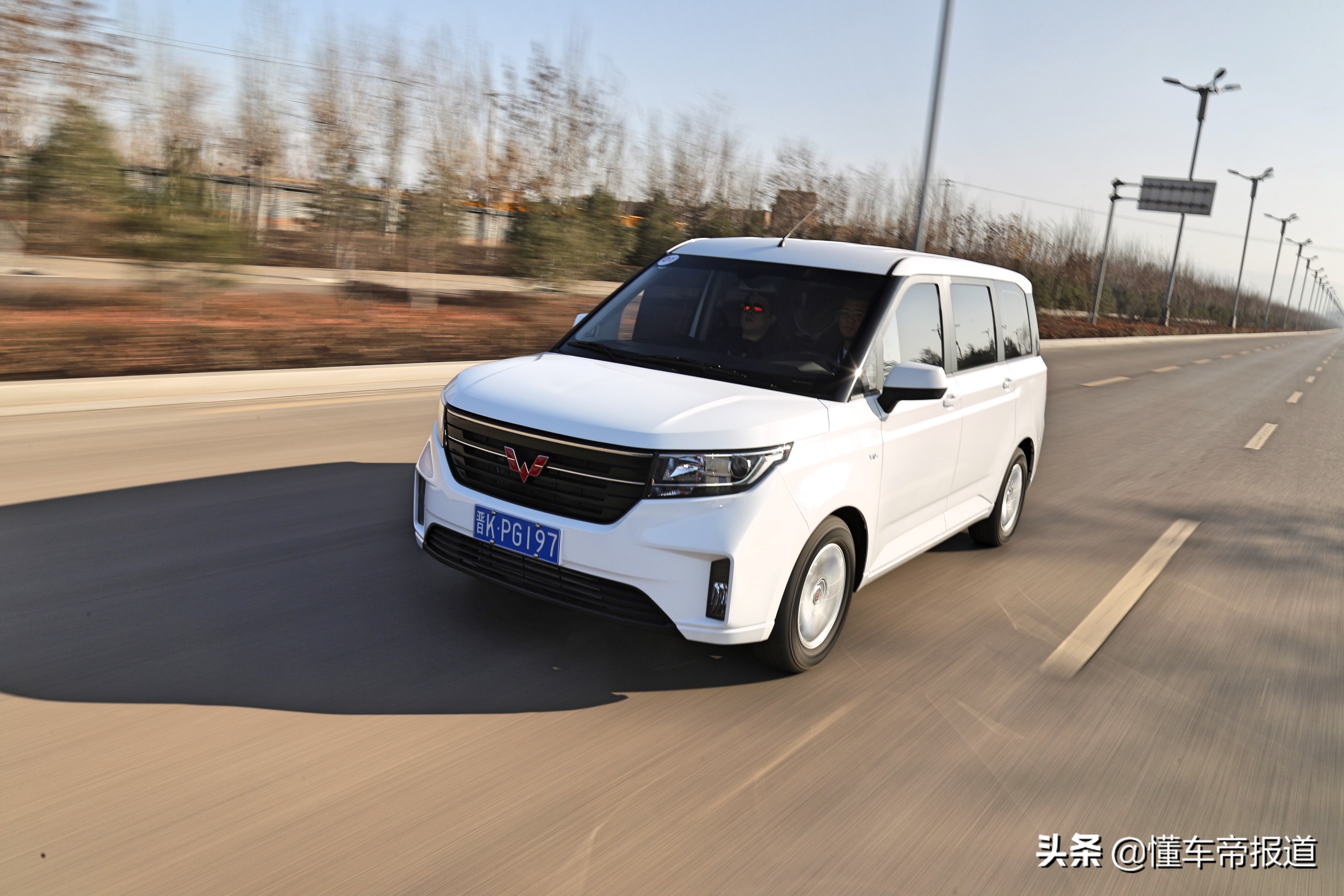 以后拉货全靠它，周末出行都装下！道路试驾五菱宏光PLUS