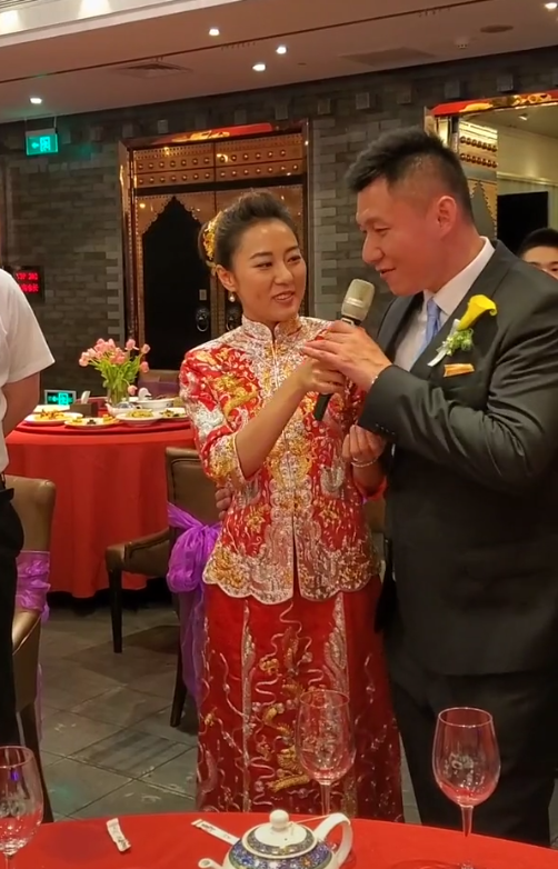 娇妻身材窈窕颜值高,婚礼现场意外朴素