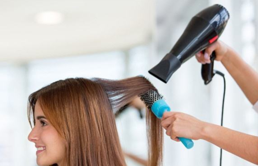 理发店吹得头发又顺又直,自己总吹不好,做到这三点谁吹都顺直