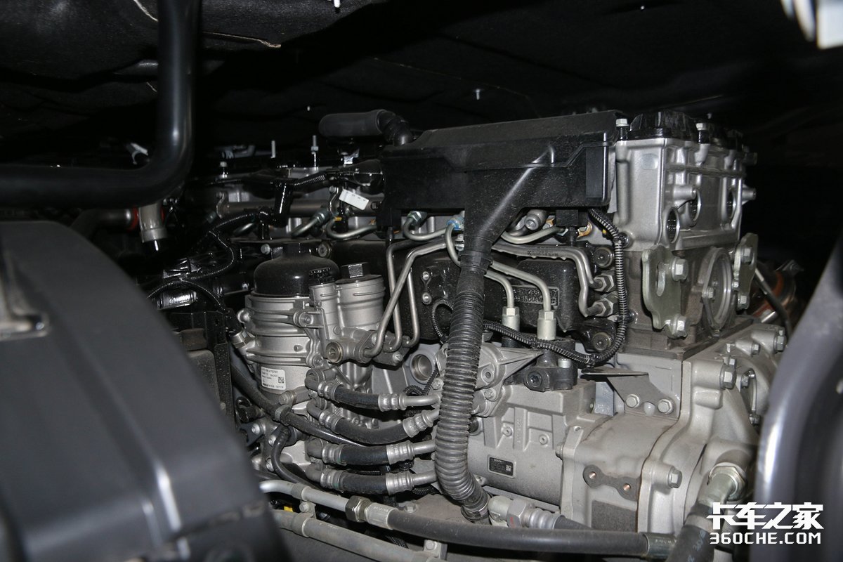 奔驰卡车国产化又爆猛料！配奔驰进口发动机，低配价格或60万以下